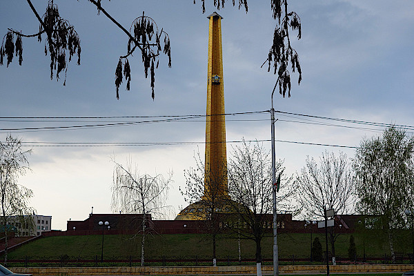 Obelisk-auf-dem-Gedenkkomplex-Allee-des-Ruhmes-in-Grosny