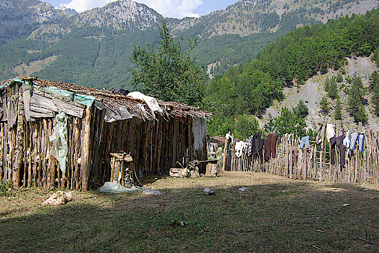 Sommerhuette-aus-Baumstaemmen-im-Tal-von-Theth-in-Albanien