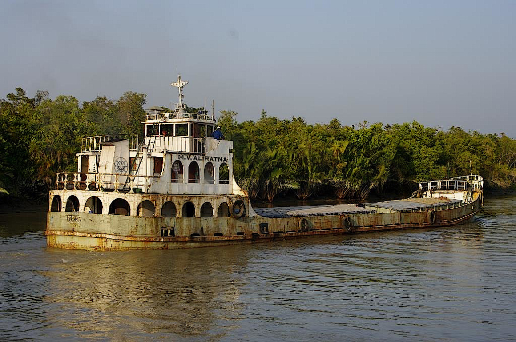 Frachtschiff-in-den-Sundarbans-in-Bangladesch