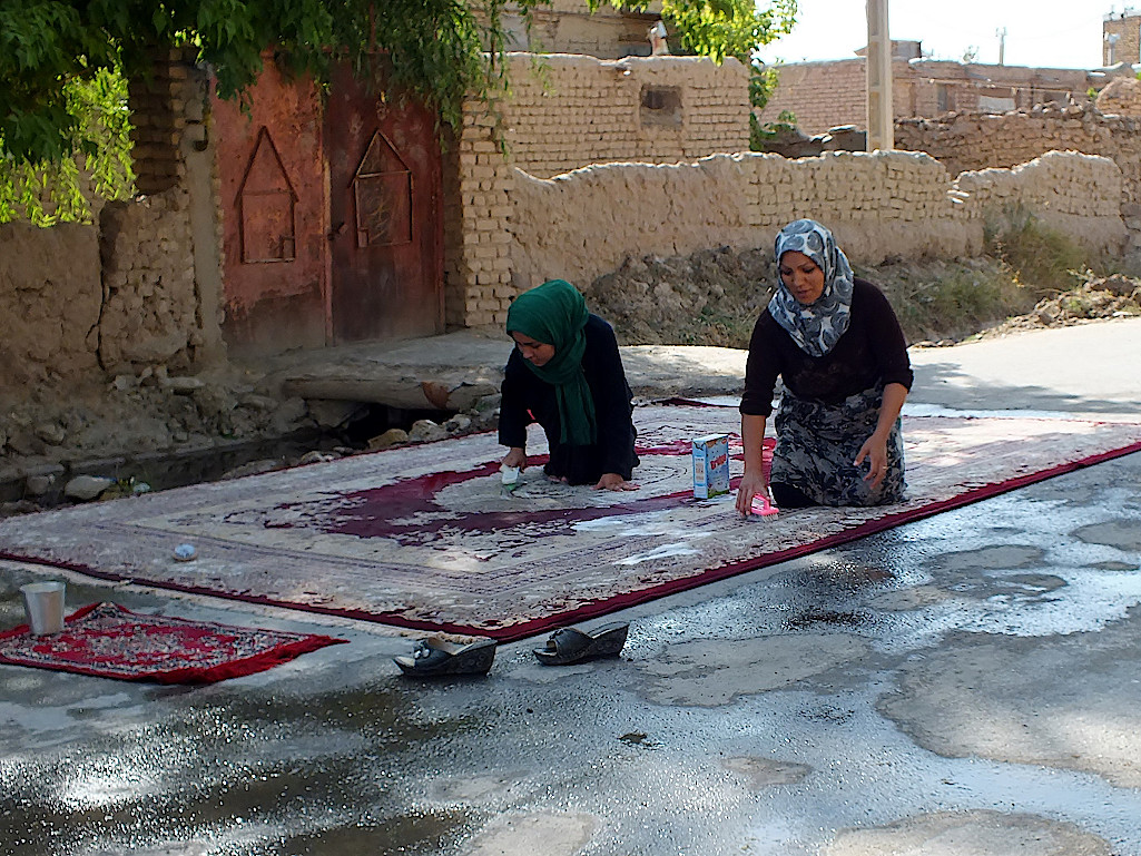 Iran-Frauen-beim-Teppich-waschen