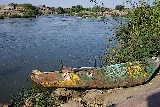Boot-am-Nilufer-in-Nubien