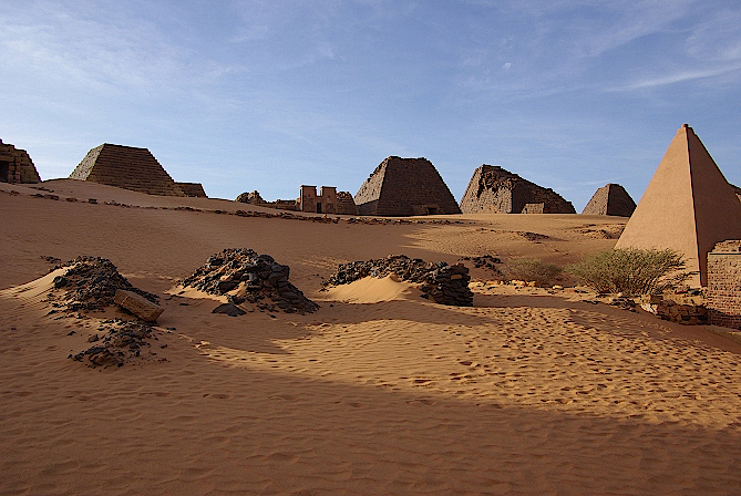 Pyramiden-von-Meroe-Nubien-Sudan