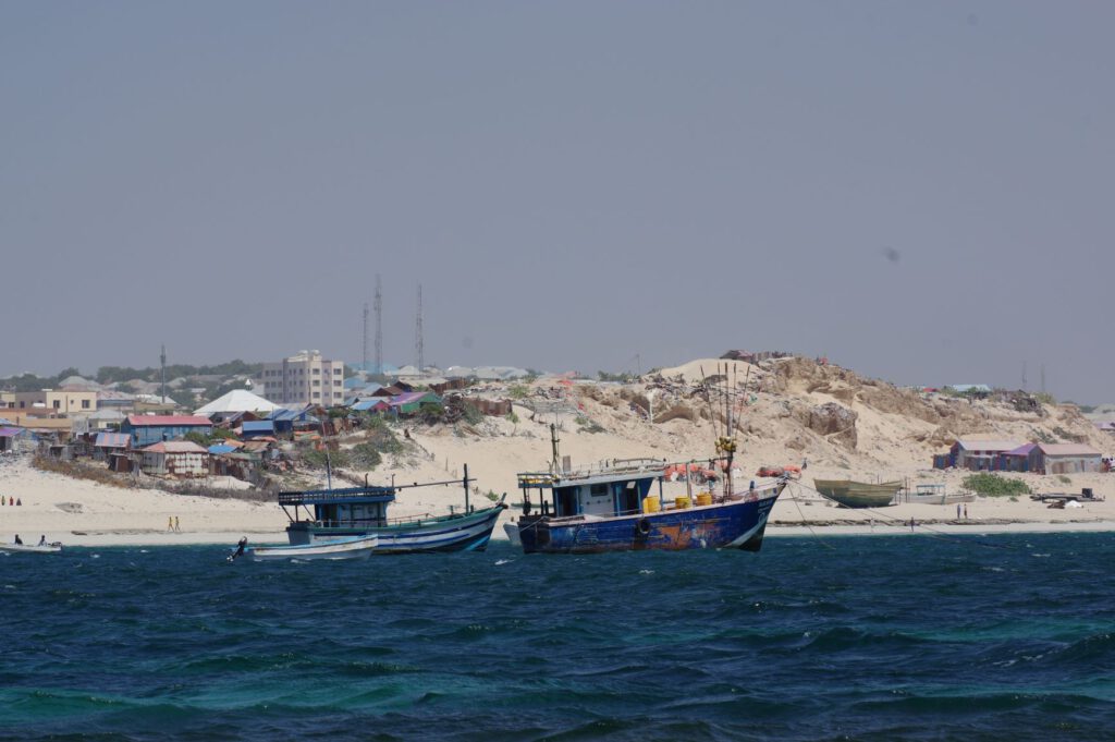 Fischerboote vor dem Lido Beach in Somalia