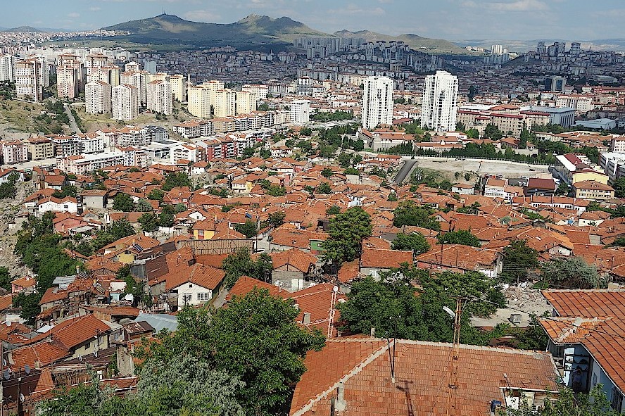 Blick über ein Gecekondu-Viertel und das modern Ankara