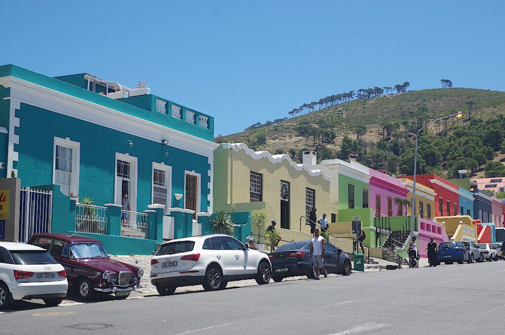 Bonbonfarben gestrichene Häuser vor dem Signal Hill in Bo Kaap, Suedafrika