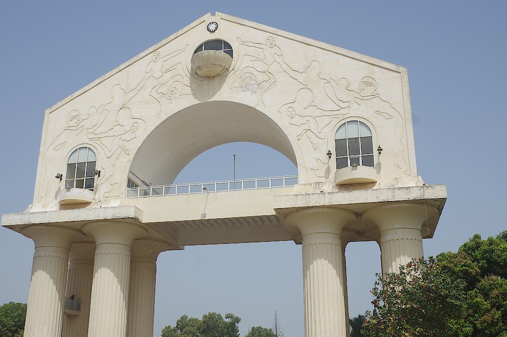 Der 35 Meter hohe, cremefarbene Arch 22 in Banjul, Gambia