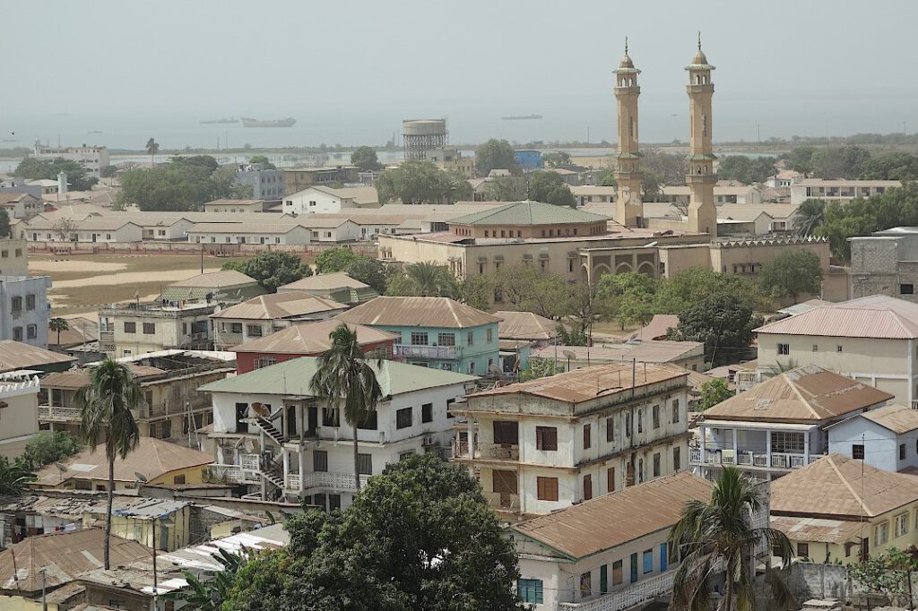 Blick über die Minarette der King-Fahd-Moschee und Banjul hinweg bis zum Meer 