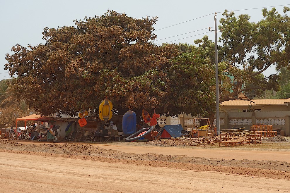 Schlauchboote hängen an einem Baum in Bijilo in Gambia