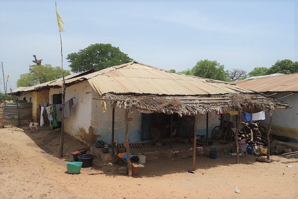 Hütte mit Wellblechdach in Bintang in Gambia