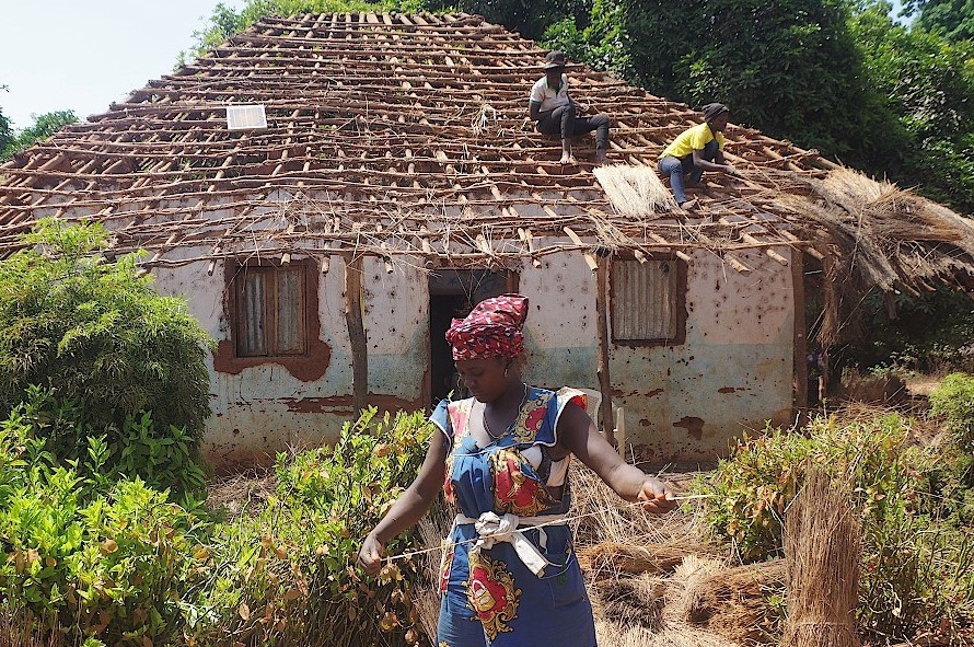 Frauen decken ein Dach auf der Insel Roxa  im Bijagos Archipel