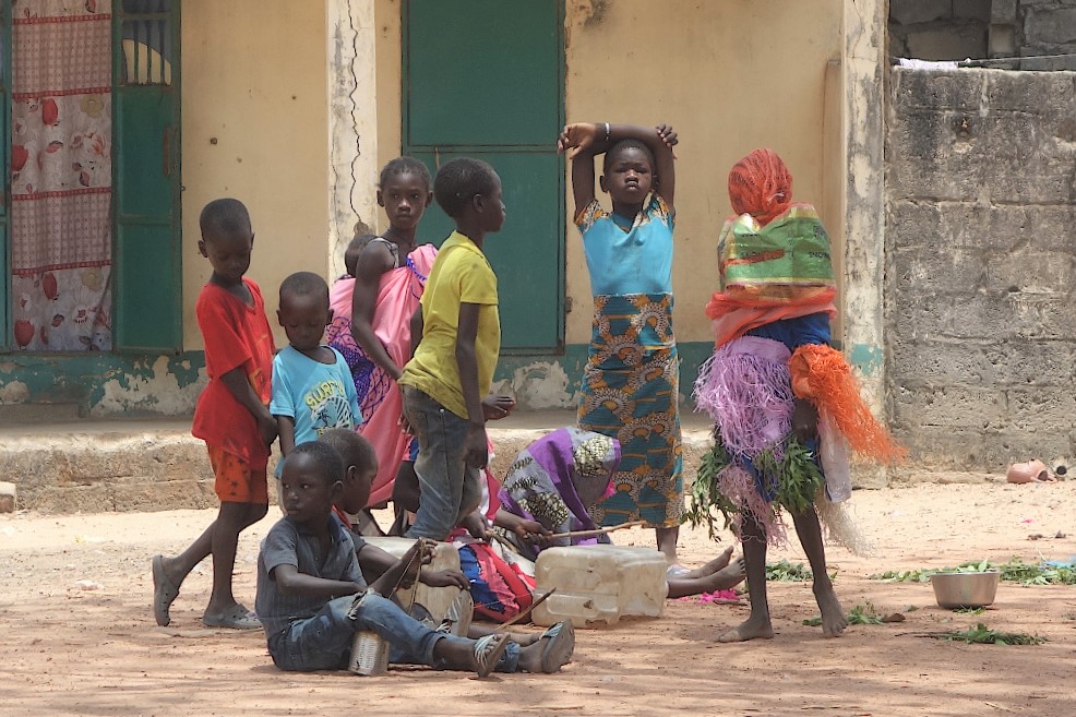 Kinder trommeln ein paar afrikanische Rhythmen. 