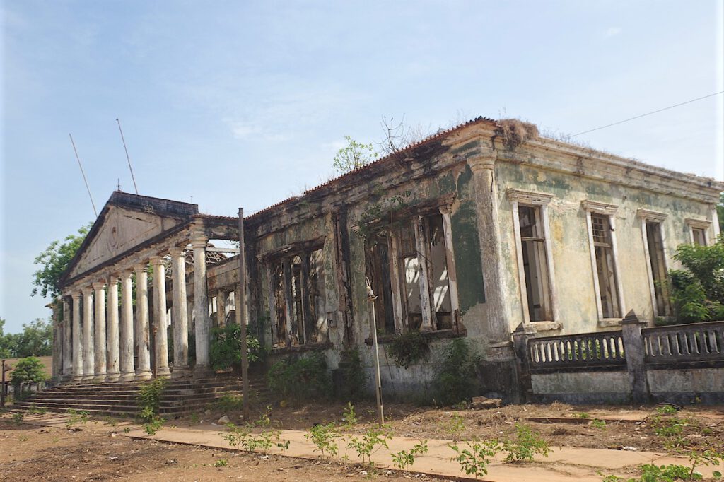 Ruine des Rathauses in Bolama (Guinea-Bissau)