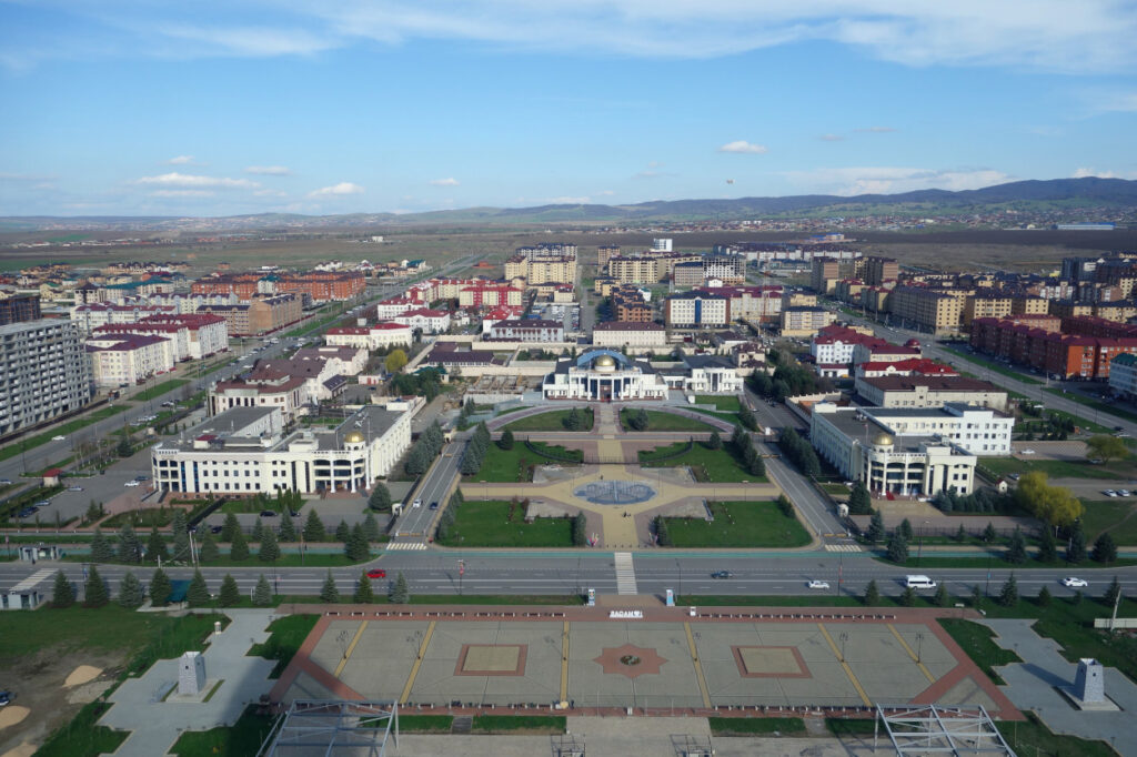 Blick vom Museumsturm auf Magas in  Inguschetien