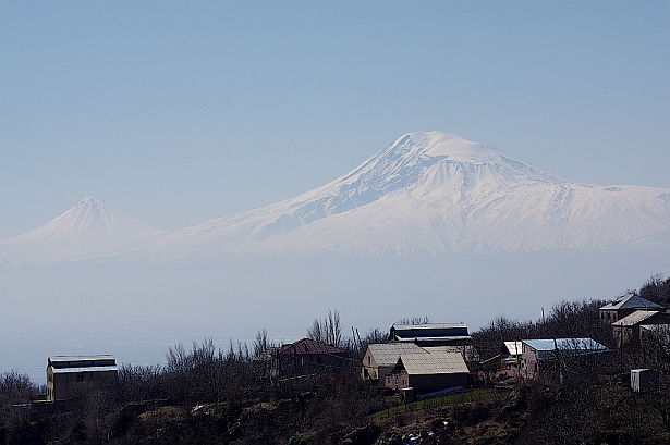 Dorf in Armenien. Im Hintergrund der schneebedeckte Ararat. 