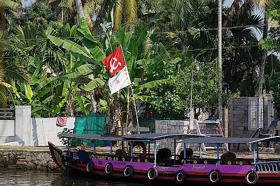 Rote Fahne mit Hammer und Sichel auf einem Boot