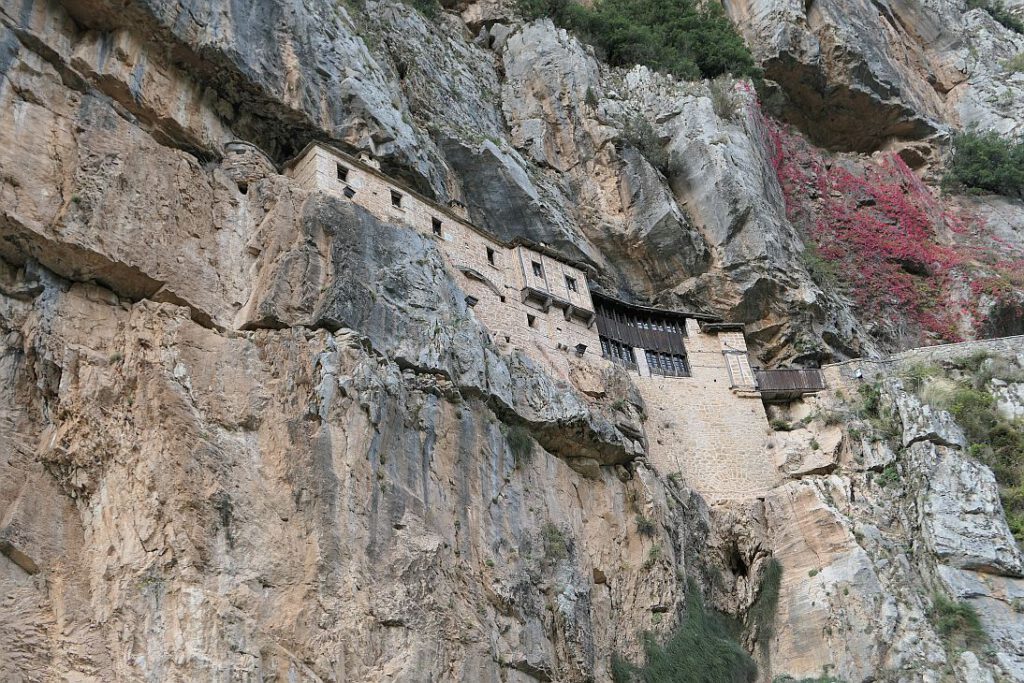 Kloster Kipina, dessen Fassade mit den Felsen verschmilzt, klebt an einem senkrecht abfallenden Hang in Griechenland.