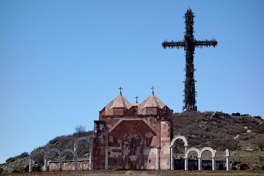 Kapelle vor einem Kreuz aus Rohren in Armenien