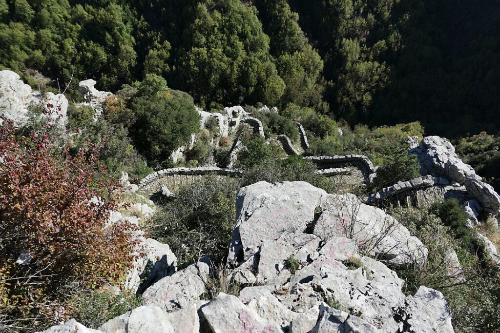 Die „Stufen von Vradeto“, ein aus Steinen gebauter Pfad mit 1100 Stufen.