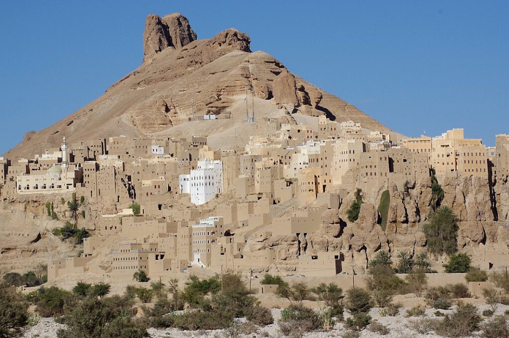 Al Hajjaryn, eine aus Lehmziegeln erbaute Felsenstadt im Jemen