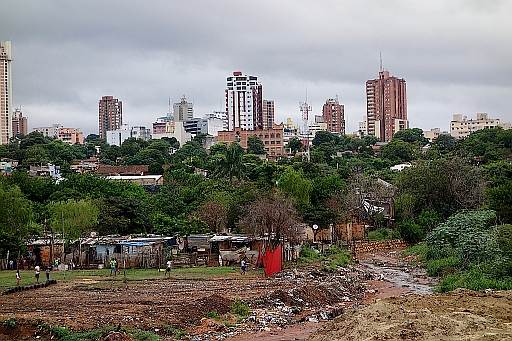 Favela Chacarita vor den Hochhäusern der Stadt in Paraguay