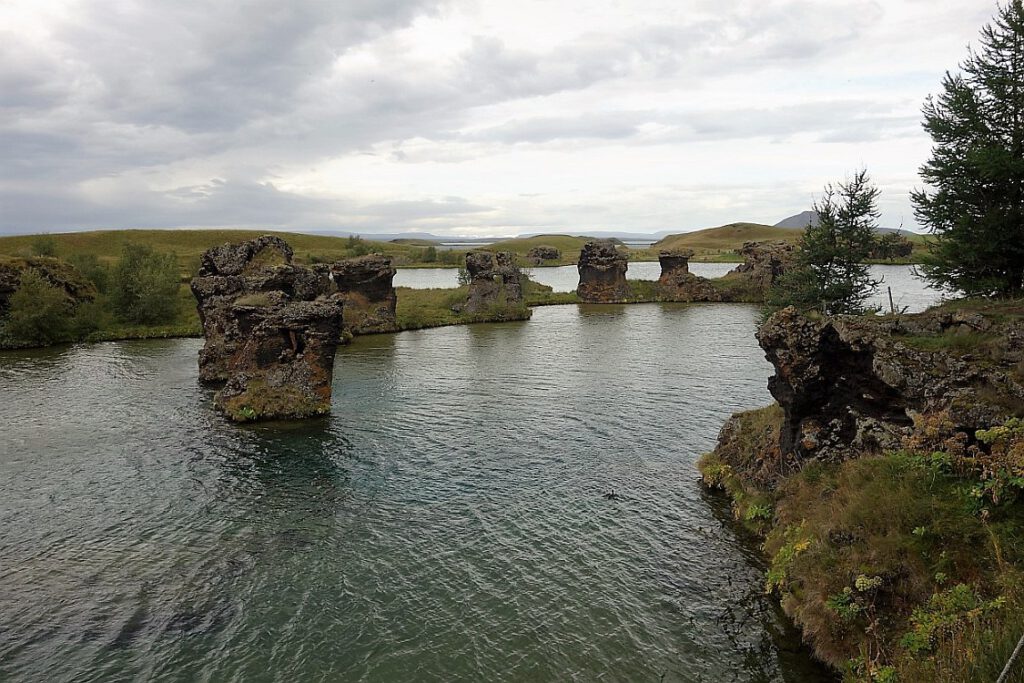 Blick vom Höfdi-Pfad auf Steinformationen auf Island