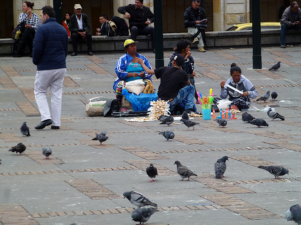 Händlerinnen und Tauben auf dem Plaza de Bolívar in Bogota in Kolumbien
