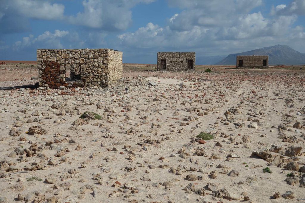 Hütten in der Bucht von Dihamri