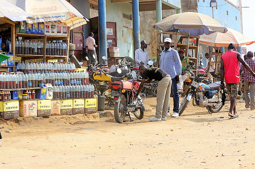 Benzinverkauf in Bunia in der DR Kongo