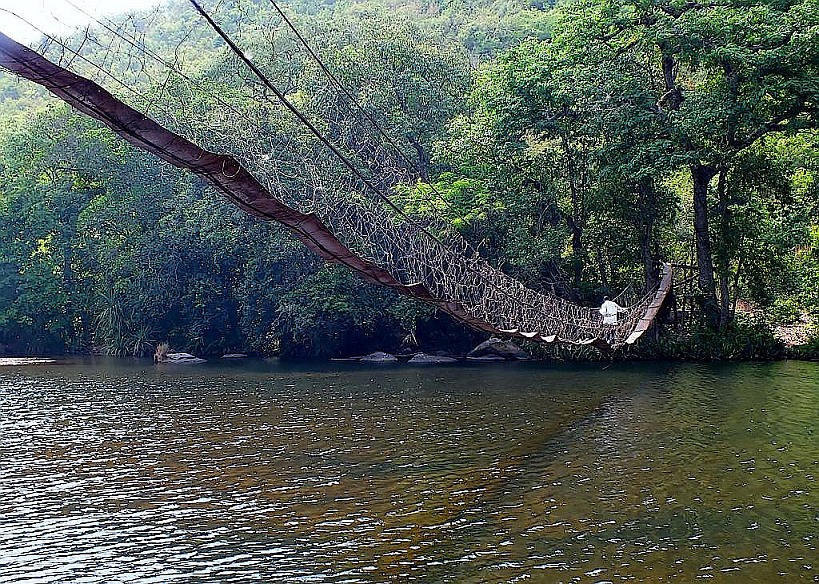 Hängebrücke über einen Fluss im Fjouta Dalon in Guinea