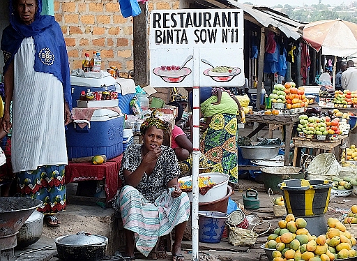 Frauen verkaufen Haushaltswaren, Obst und Gemüse in Guinea