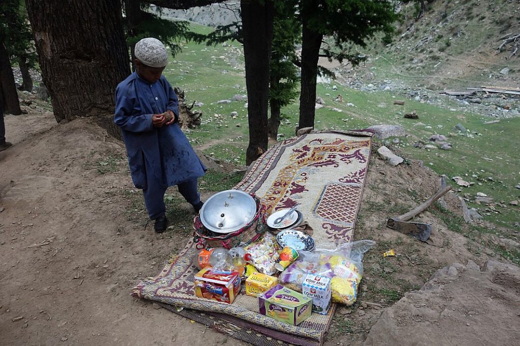Ein Junge verkauft Snacks für den hungrigen Wanderer