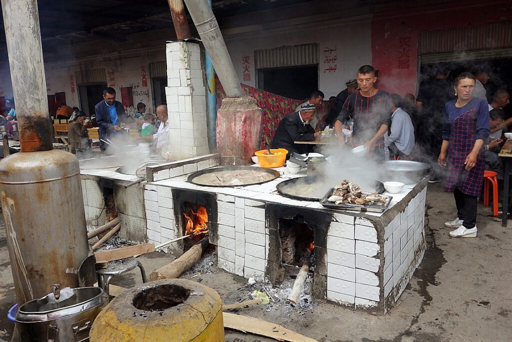 Garküchen auf dem Viehmarkt in Kashgar, Xinjiang