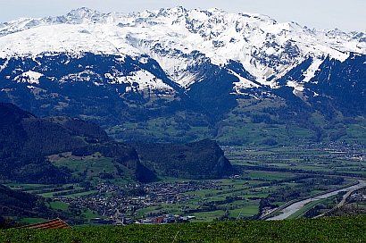 Blick ins Tal und die schneebedeckten  Berge