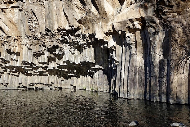 Basaltsäulen am Meshushim-Pool in Israel