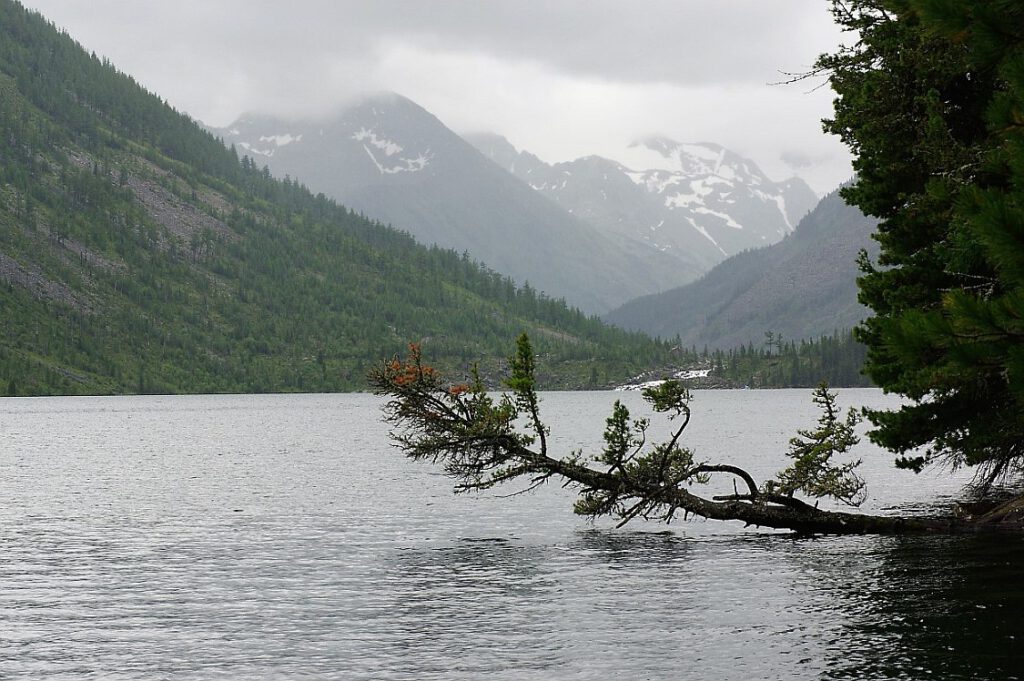 Der erste der Multinskije-Seen in Sibirien