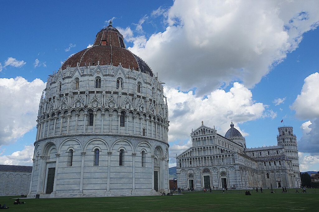 Turm, Kathedrale und Baptisterium auf dem Platz der Wunder in Pisa in der Toskana