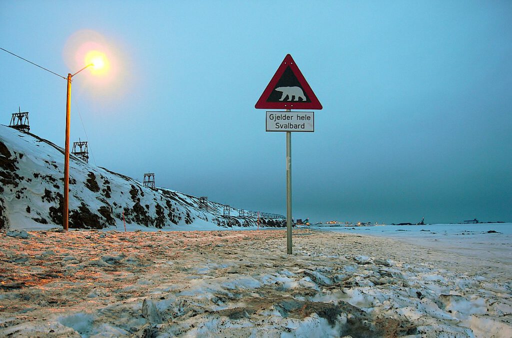 Warnung vor dem Eisbär auf Spitzbergen