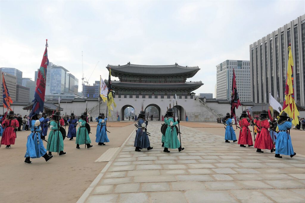 Wachablösung am Daehanmun-Tor, dem Haupteingang zum Palastgelände