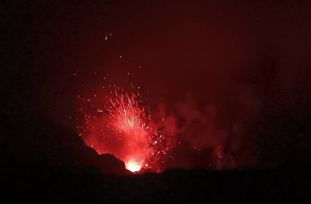 Höllenlärm, Schwefelgeruch und Eruptionen auf dem Mount Yasur, Vanuatu