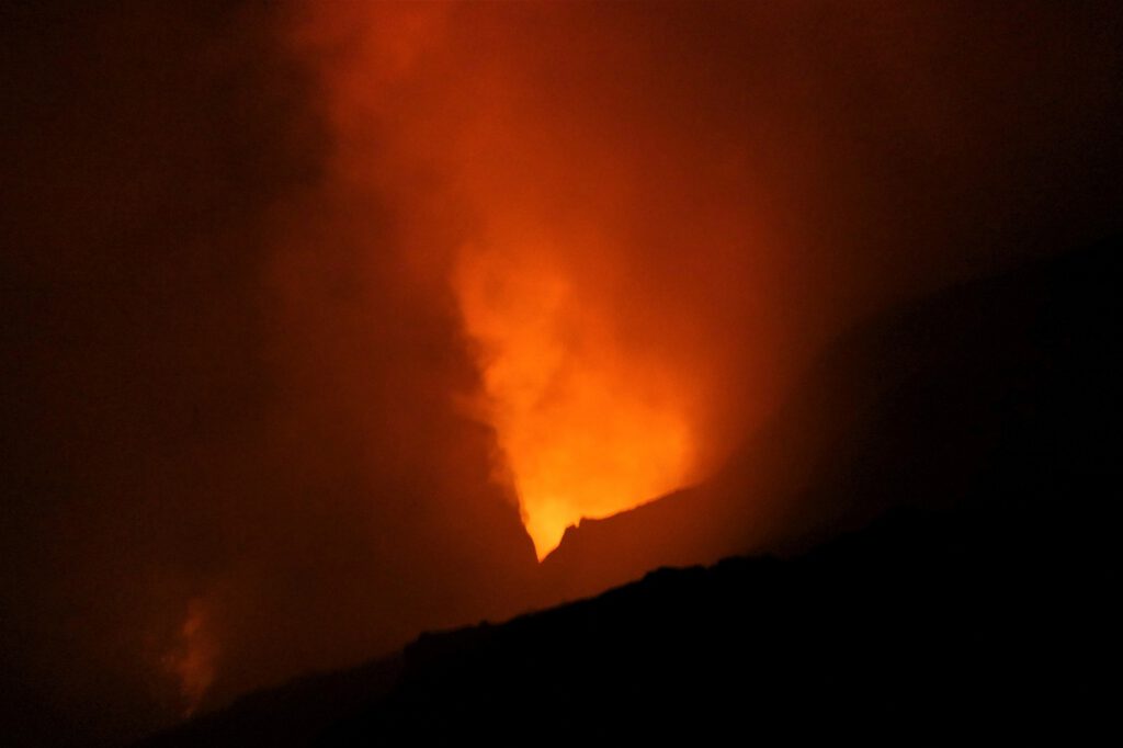 Höllenlärm, Schwefelgeruch und Eruptionen auf dem Mount Yasur, Vanuatu