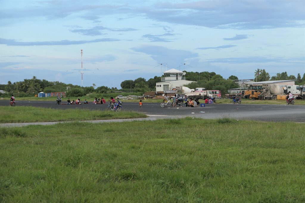 Treffpunkt ist die Start- und Landebahn auf Tuvalu