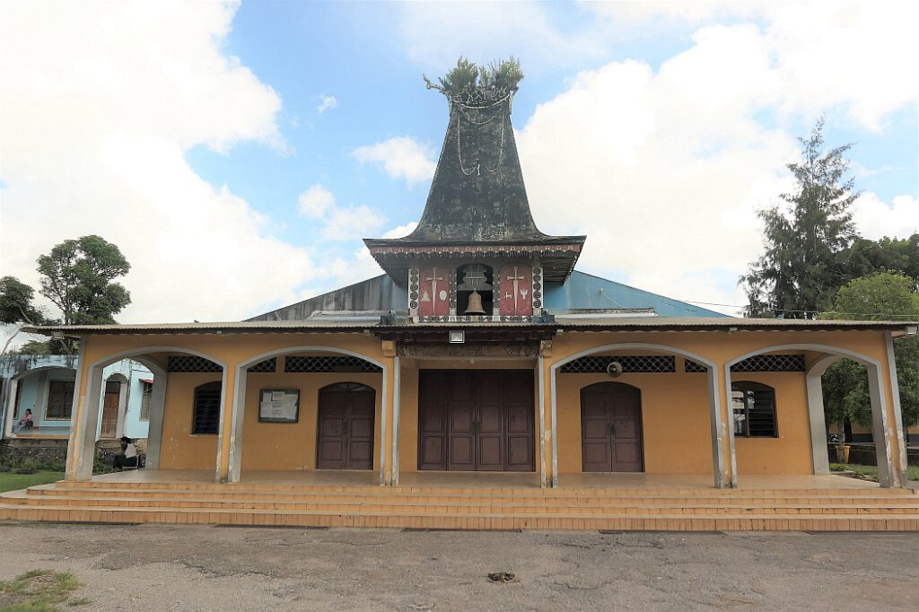 Kirche mit Glockenturm in Form des Daches eines Uma Lulik , Osttimor