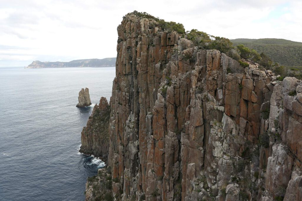 Küstenlandschaft mit hoch aufragenden Klippen und Säulen aus Doleritgestein