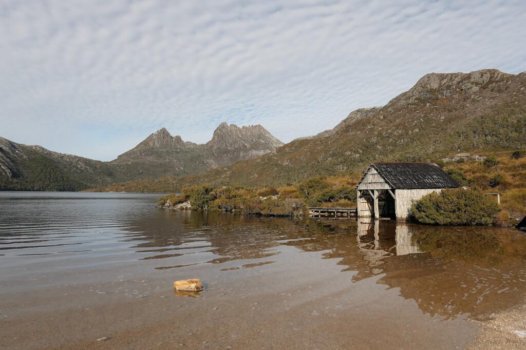 Dove  Lake, im Hintergrund die Cradle Mountain, Australien