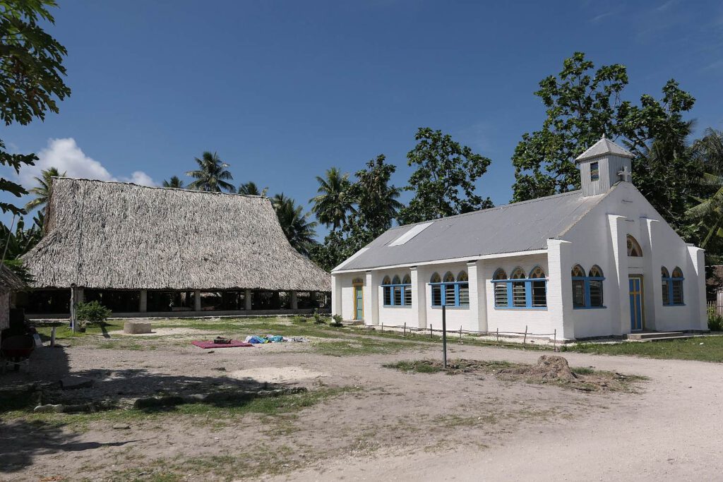 Maneaba und Kirche auf Abaiang, Kiribati