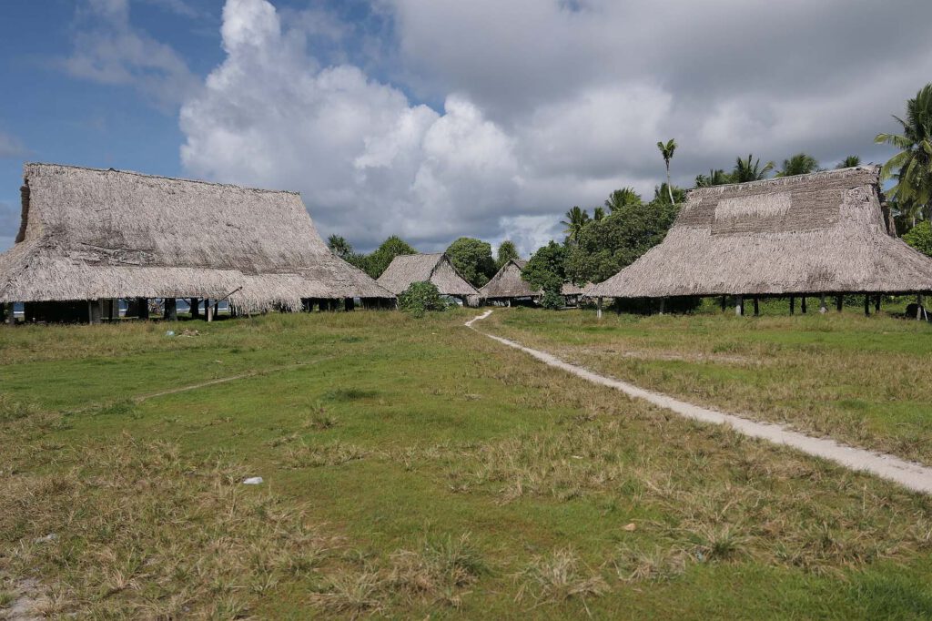 Ein von Maneabas gesäumter Platz. auf Abaiang Kiribati