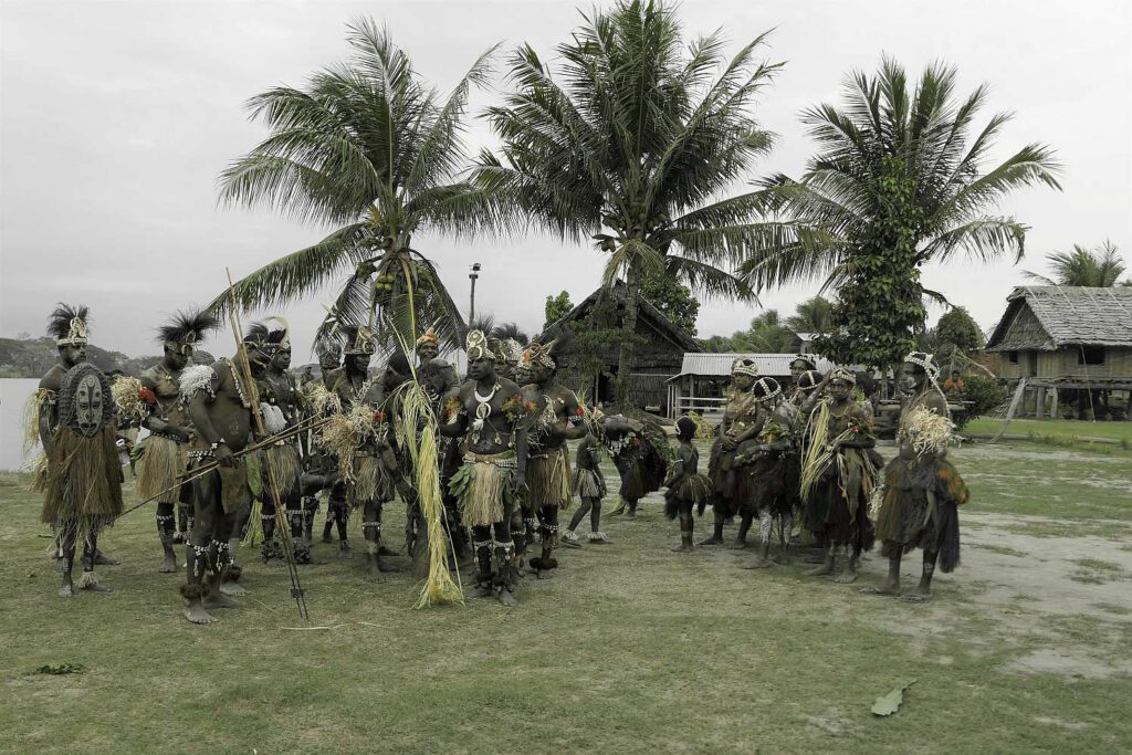 Sepik Dorf Kaminimbit in Papua-Neuguinea