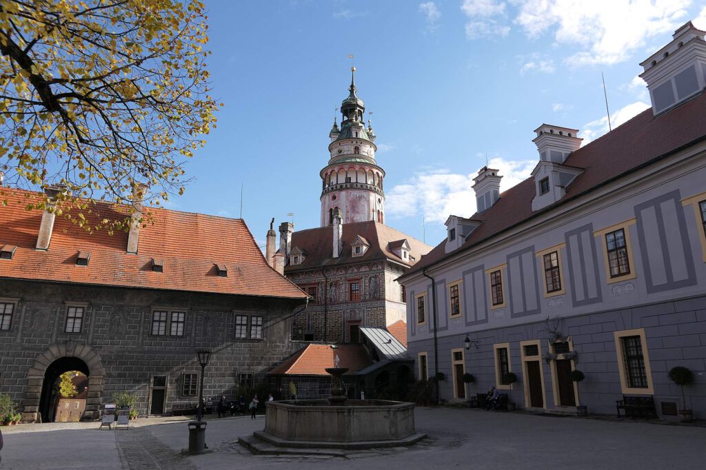 Der zylinderartige Schlossturm in Krumau, Tschechien