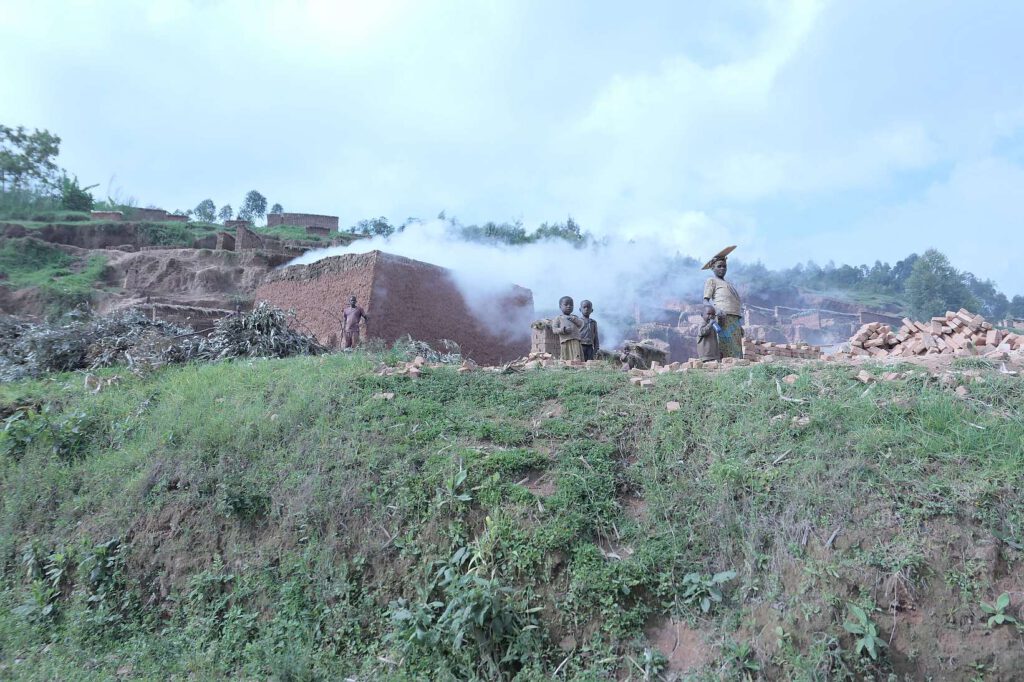 Arbeiter einer Ziegelei in Burundi