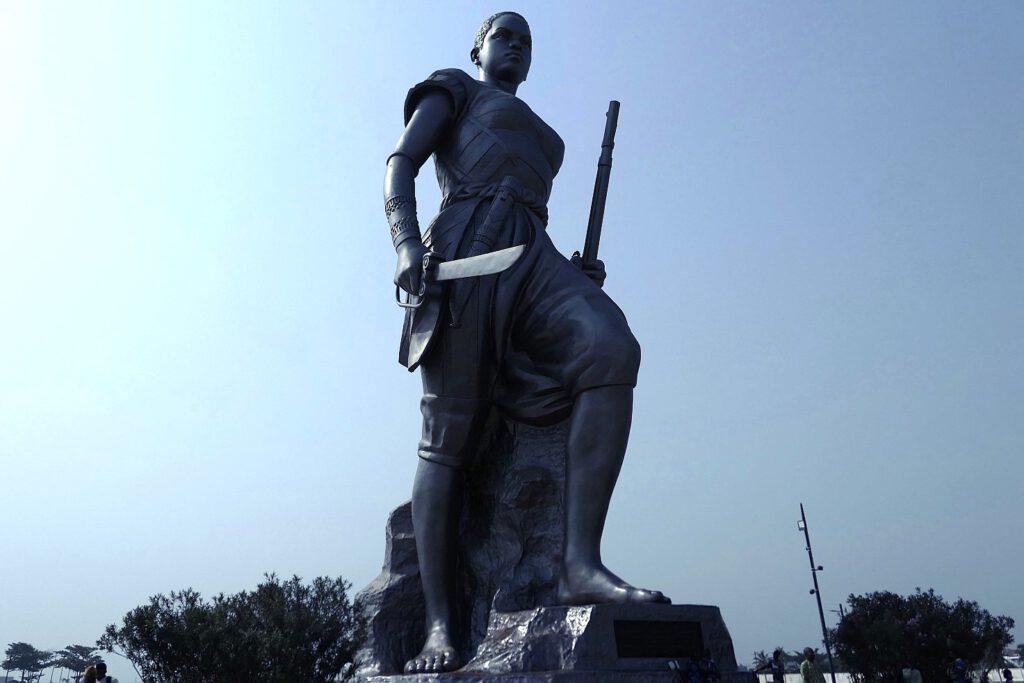 Bronzeskulptur einer Dahomey-Amazone in Benin